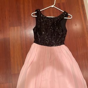 Very good condition, supper cute dress, perfect for a party!